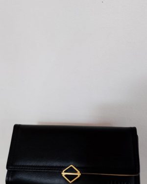 CARTERA NEGRA CON HEBILLA DORADO EN FORMA DE DIAMANTE ZESTINI CON COMPATIMIENTOS $280